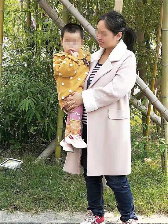 杨晓燕怀二胎时抱着女儿